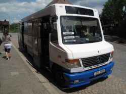 Minibus ČSAD Ústí nad Orlicí a. s. v Červeném Kostelci u nádraží v červnu 2011. Číslo linky v rámci systému IREDO není na vozidle viditelné, nenápadné logo systému se nachází v dolní části čelního skla pod tabulkou výchozí a cílové zastávky spoje.