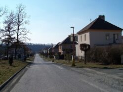 Okružní ulice ve Zruči nad Sázavou. Zdejší domky pocházejí z Baťovy éry.