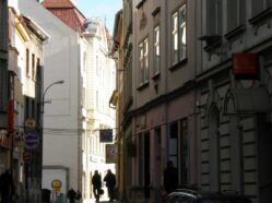 Hradiště – jedna z mála původních ulic v centru města, která unikla válečnému bombardování i plošným demolicím v období socialismu