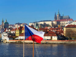 Vlajka České republiky a v pozadí Pražský hrad