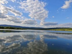 Krásný pohled na jezero Milada a odlesk Mraků na hladině jezera