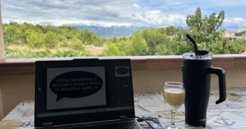 Práce z pláže není jen sen z Instagramu. Těchto 5 profesí vám otevře svět