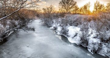 Fascinující přírodní úkaz: Labe po více než 60 letech zamrzlo a zastavilo dopravu
