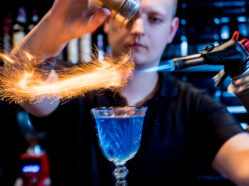 Barman míchá koktejl z plamenem