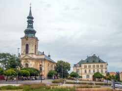 Pohled na náměstí E. Beneše, kde stojí i kostel.