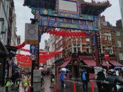 Pohled na bránu v Chinatown ve Velké Británii.