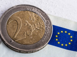 Ilustrační foto: 2 Eura u vlajky EU