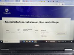 Ilustrační foto: Otevřená složka na notebooku s úřadem práce ČR