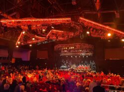 Ilustrační foto: Pohled na koncert plný lidí.