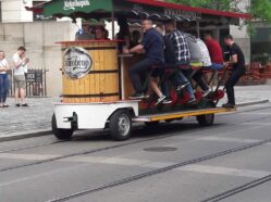 ilustrační foto: Tramvaj a bar v 1.