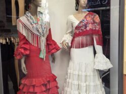 Výloha španělského butiku - tradiční flamencové šaty značky El Rocio.