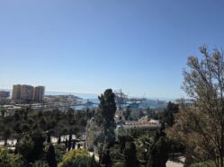 Výhled na přístav a město Malaga z hradu Gibralfaro.