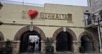 Co nabízí Gibraltar za 1 den? Divoké opice a prosklenou vyhlídku nad Afrikou