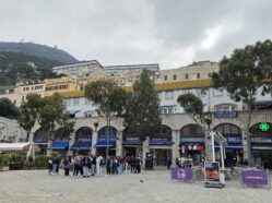 Náměstí je pojmenováno po britských kasárnách Grand Casemates.