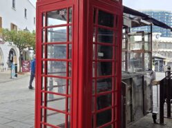 Ikonická britská červená telefonní budka.
