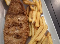 Fish and chips - Rybí filé obalené v křupavém těstíčku a usmažené dozlatova s hranolky.