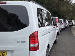Zástup bílých taxíků v rezervaci na Gibraltarskou skálu.