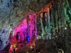 Přírodní vápencová jeskyně známá svými stalaktity a stalagmity - konají se zde koncerty a divadelní představení.