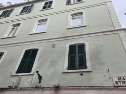 Main Street (Hlavní ulice) na Gibraltaru.