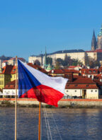 Ilustrační foto: Česká vlajka a pohled na Prahu.