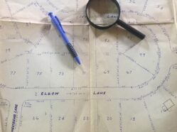 Ilustrační foto: Lupa na zakreslené mapě parcel.