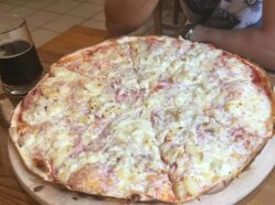 Ilustrační foto: Pizza na stole.
