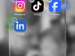 Ilustrační foto: Ikonky sociálních sítí na mobilním telefonu.