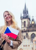 Ilustrační foto: Trdelník a česká vlajka v ruce paní.