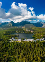 Ilustrační foto: Pohled na Vysoké Tatry a Štrbeské pleso.