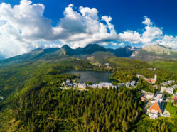 Ilustrační foto: Pohled na Vysoké Tatry a Štrbeské pleso.